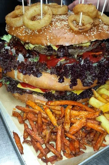 Big Dora mit Süßkartoffelpommes und Zwiebelringen, der Burger für die ganze Gruppe
